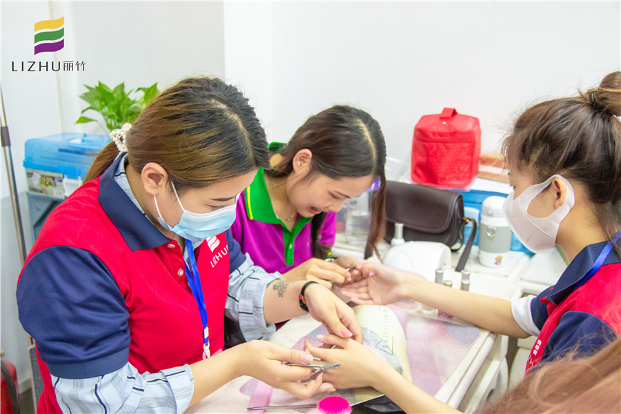 美甲怎么修剪死皮？來南寧美甲培訓(xùn)班看看就知道啦