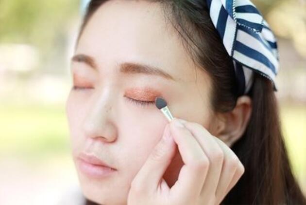 快和廣西化妝培訓班學夏日清爽眼妝的畫法