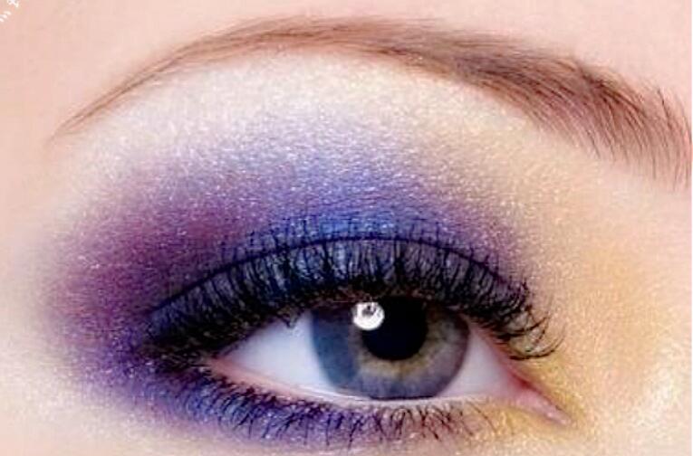 眼影脫妝怎么辦？南寧人氣高彩妝學(xué)校教你