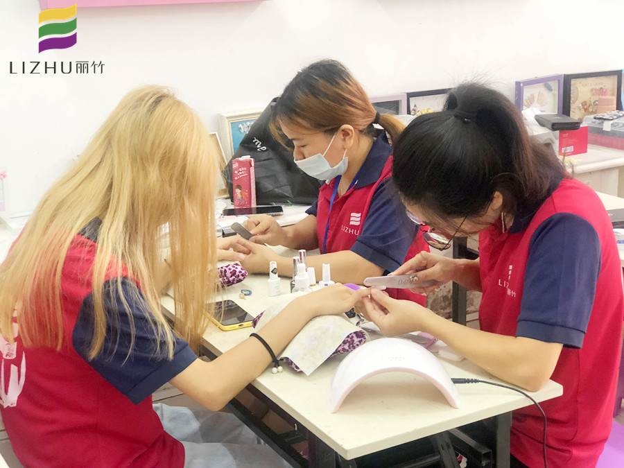 美甲新手修甲型的技巧，南寧美甲學(xué)校統(tǒng)統(tǒng)告訴你