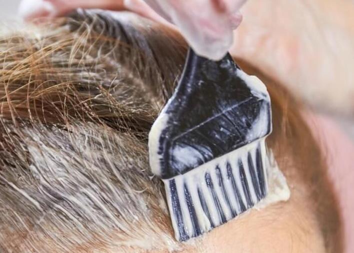 染發(fā)的時候頭皮痛？南寧技術好的美發(fā)學校來解答