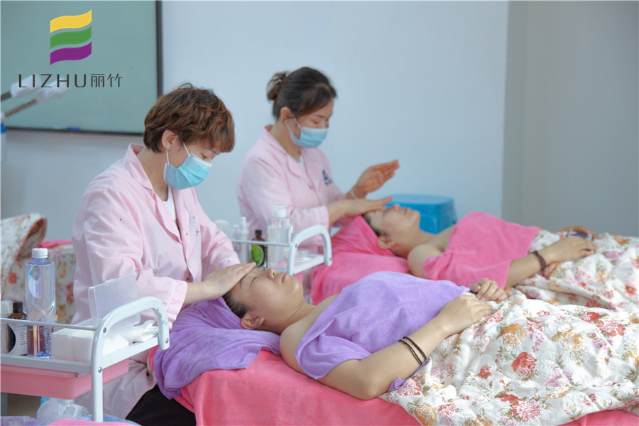 南寧美容學(xué)校課堂：面部按摩注意事項