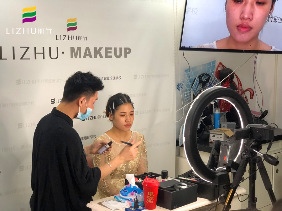 麗竹化妝學(xué)校提示：愛化妝的你必須要知道！