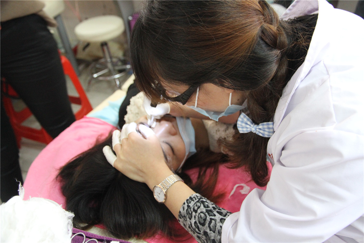 南寧紋繡學校分享：美睫初學者的入門秘籍