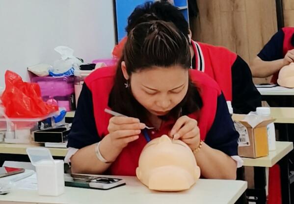 南寧專業(yè)美睫培訓學校：學美睫有前途嗎？