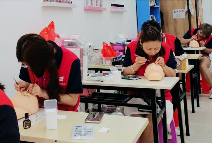 南寧美睫培訓(xùn)學(xué)校，學(xué)專業(yè)美睫技術(shù)