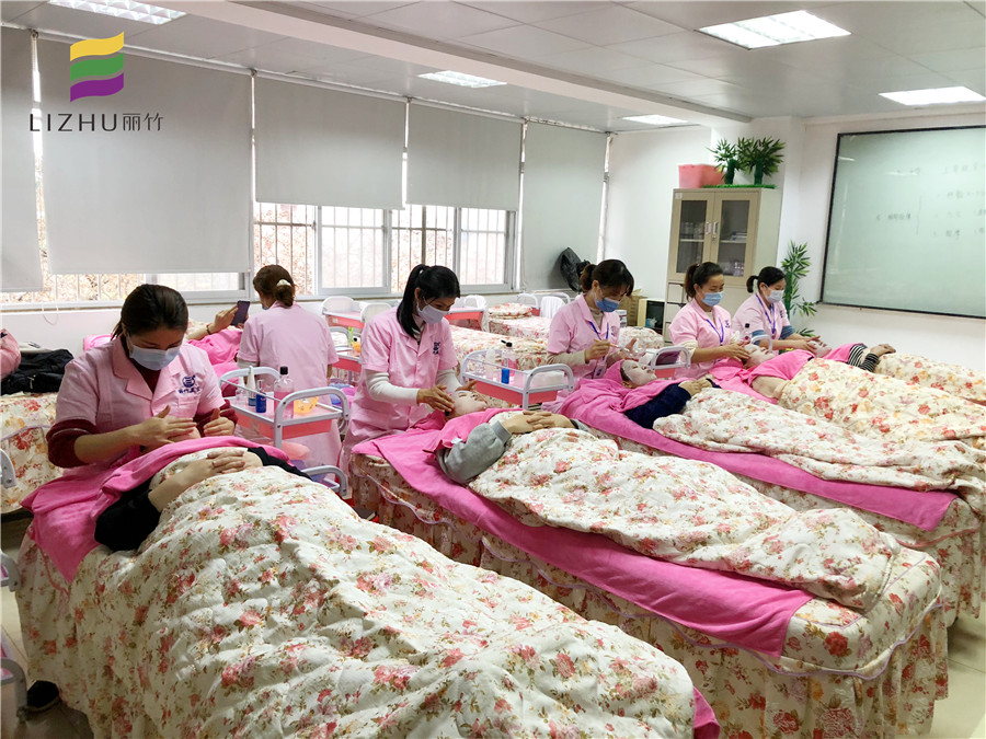 分享敷面膜的隱藏知識(shí)，看?南寧哪家美容學(xué)校專業(yè)