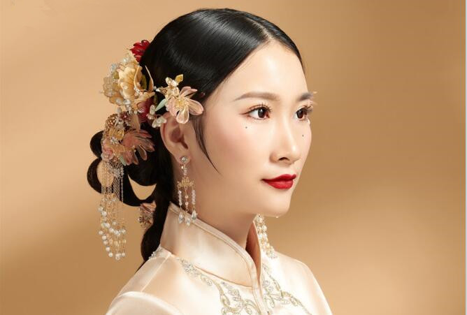 簡(jiǎn)約秀禾新娘造型，看南寧化妝學(xué)校哪家有實(shí)力