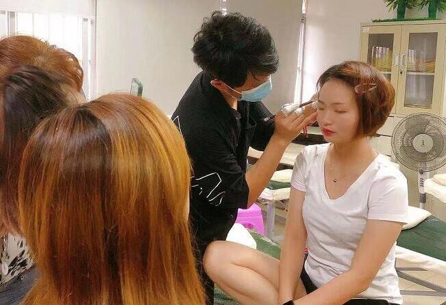 廣西學(xué)紋繡的培訓(xùn)：紋眉需要注意的細節(jié)