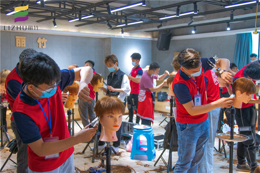 頭發(fā)剪得太薄怎么辦？廣西專業(yè)美發(fā)學(xué)校教你補救