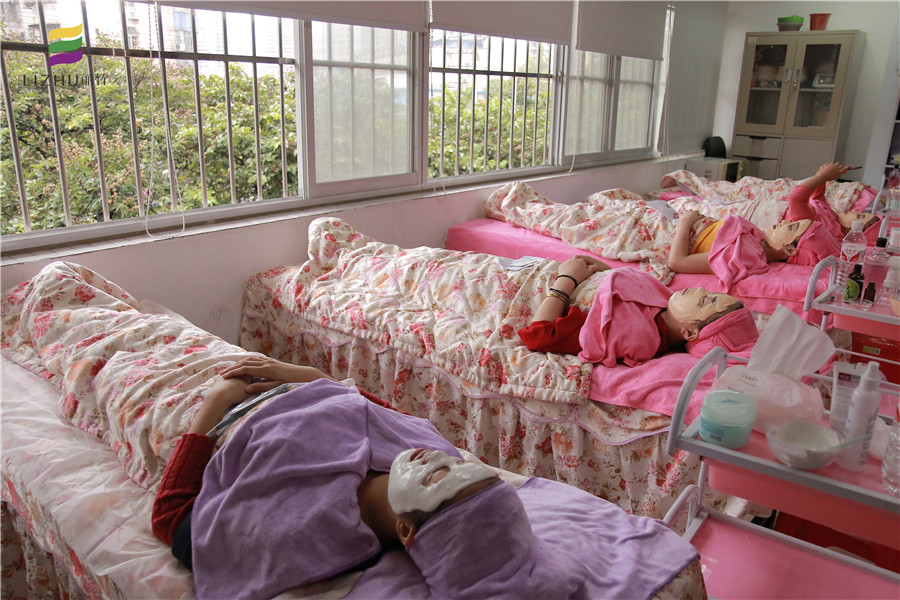 秋季如何補(bǔ)水保濕？廣西美容培訓(xùn)班教你專業(yè)手法