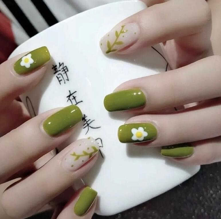 牛油果綠色美甲，和廣西美甲學(xué)習(xí)中心get起來(lái)