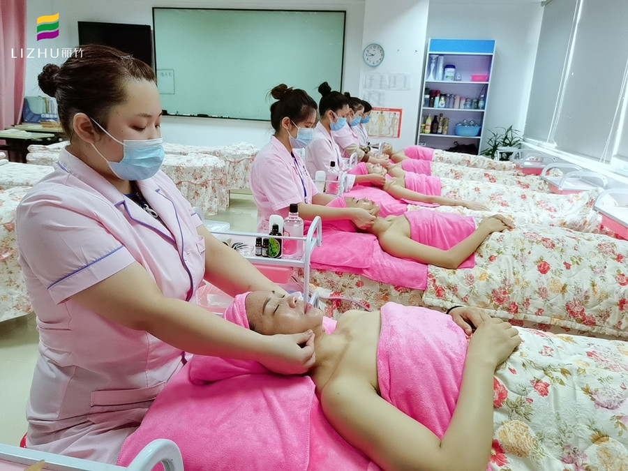 快來南寧正規(guī)美容學(xué)習(xí)面部按摩注意事項(xiàng)