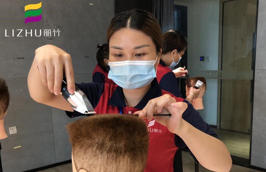 理發(fā)器的使用方法，南寧正規(guī)美發(fā)學(xué)習(xí)教你