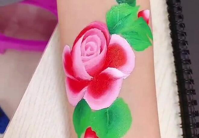 人體3D彩繪無(wú)痛紋身，實(shí)力演繹南寧美甲學(xué)校哪家技術(shù)好