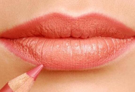 學畫唇線的方法，就知道廣西化妝學校哪家正規(guī)