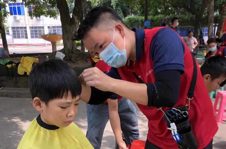 以社區(qū)義務(wù)剪發(fā)的方式，祝老師們教師節(jié)快樂