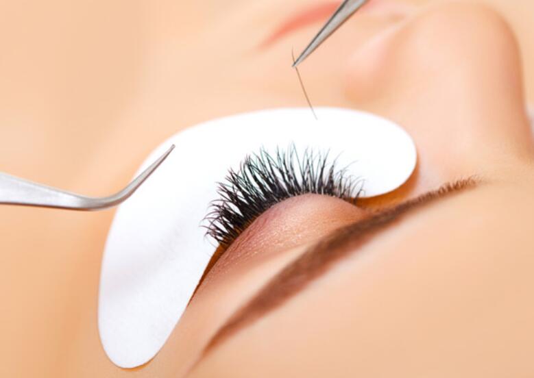 接睫毛如何防止過(guò)敏？南寧美甲美睫培訓(xùn)班告訴你