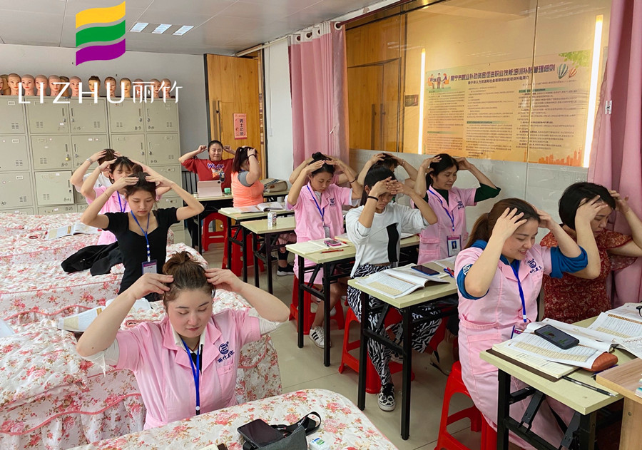 美容學員如何練習手法？廣西專業(yè)美容培訓給你示范