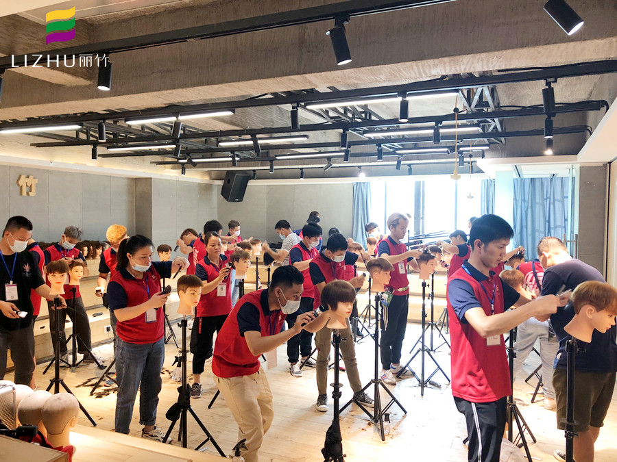 男發(fā)剪裁班課堂，證明南寧美發(fā)學(xué)校哪家專(zhuān)業(yè)