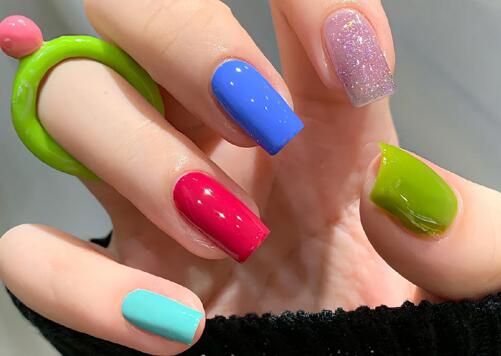 廣西美甲培訓(xùn)機(jī)構(gòu)推薦：清新跳色美甲