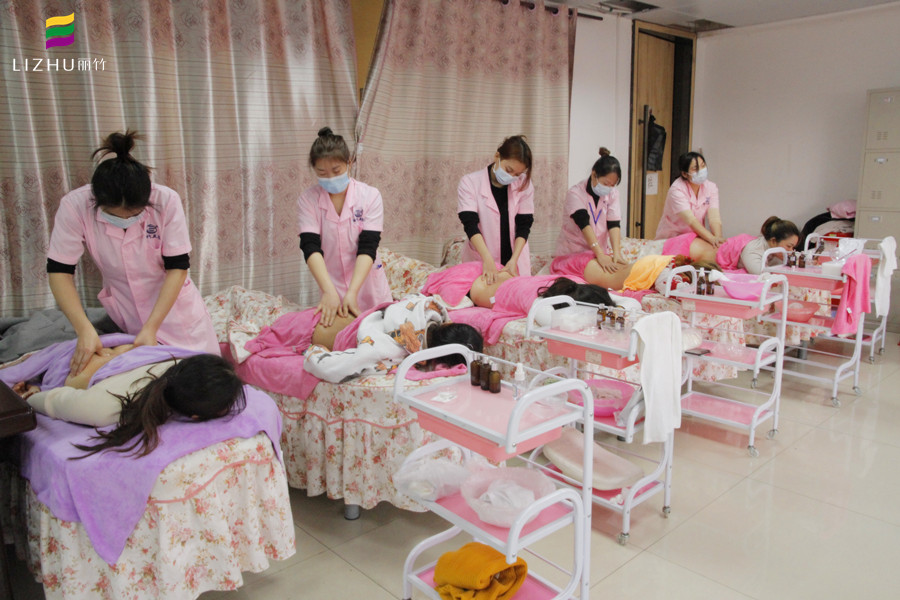 美容師如何練習(xí)自己的手？南寧學(xué)美容教你