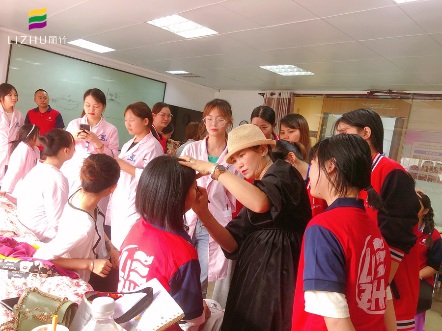 “一分鐘畫眉”，廣西紋繡培訓(xùn)班正在示范