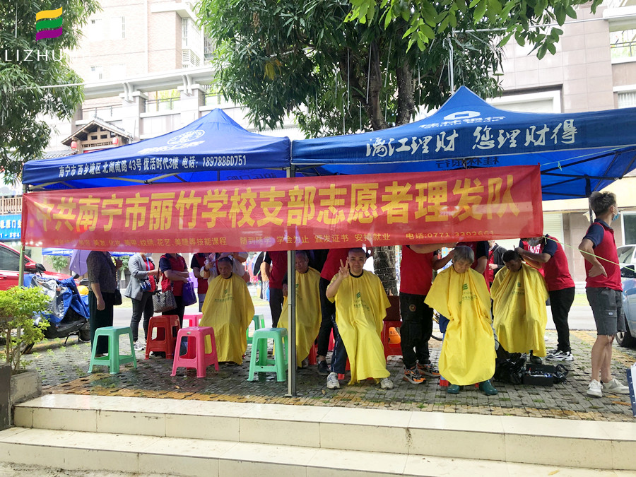 廣西美發(fā)學(xué)校公益：為社區(qū)居民理發(fā)，義不容辭