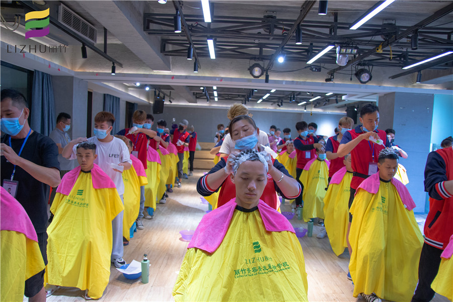 如何正確養(yǎng)發(fā)？廣西美發(fā)培訓(xùn)學(xué)校給你上課