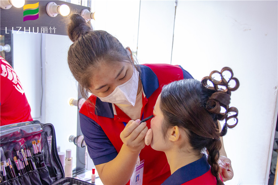 麗竹化妝全能班，實(shí)力展示廣西學(xué)彩妝哪里好