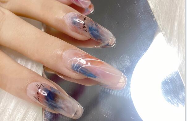 日式暈染美甲作品，實(shí)力證明廣西受歡迎的美甲學(xué)校是哪家