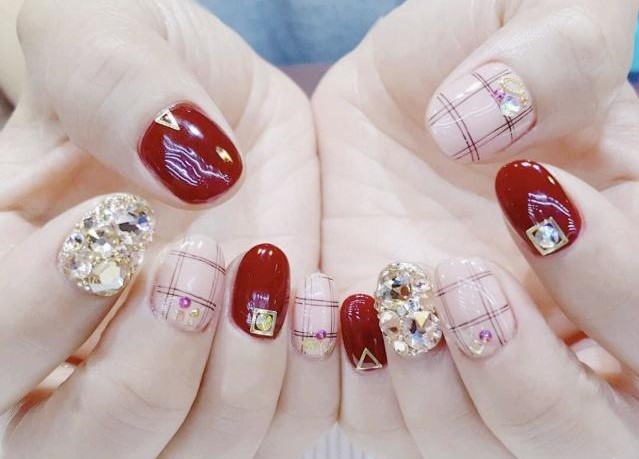 廣西美甲學(xué)校課堂：美甲貼鉆技巧