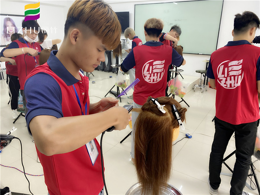 學(xué)直板夾使用技巧，就來(lái)廣西教美發(fā)的學(xué)校