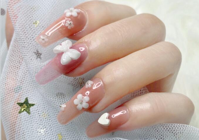 裸粉雕花美甲  南寧專業(yè)美甲培訓(xùn)網(wǎng)紅作品