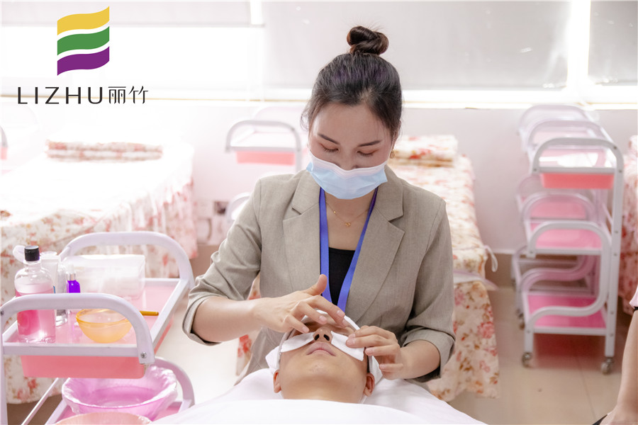 不傷皮膚的卸妝方法，廣西美容培訓中分給你