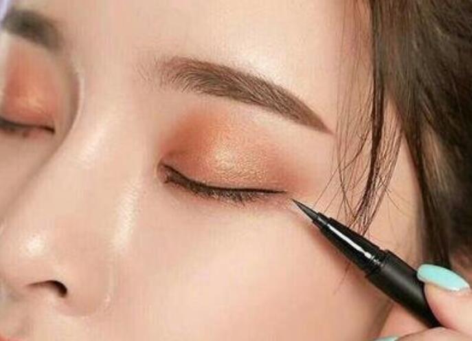 如何防止畫眼線時手抖？南寧化妝課程學習內(nèi)容