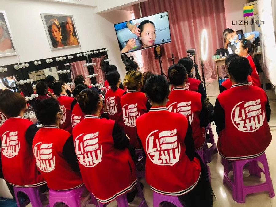 冬季正確的化妝步驟，這些技巧南寧化妝學校告訴你