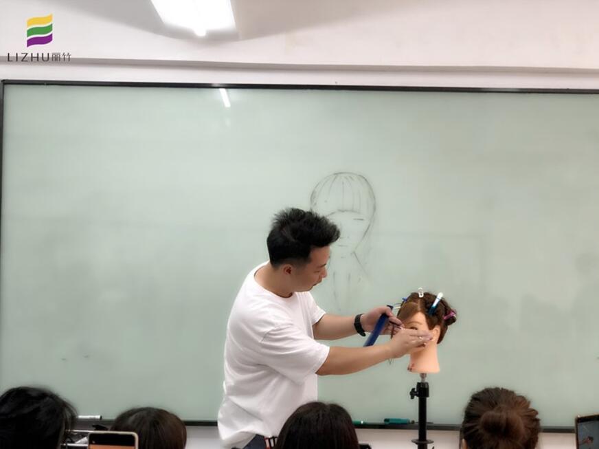 劉海出油怎么解決？南寧教理發(fā)的學(xué)校教你方法