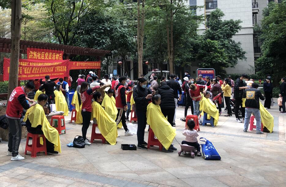 南寧學(xué)美發(fā)有實踐嗎？來看麗竹美發(fā)學(xué)校社區(qū)理發(fā)活動