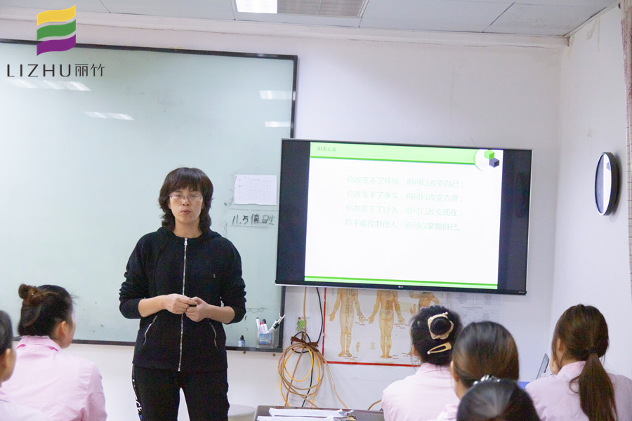 麗竹美容學校進行美容師職業(yè)規(guī)劃課程