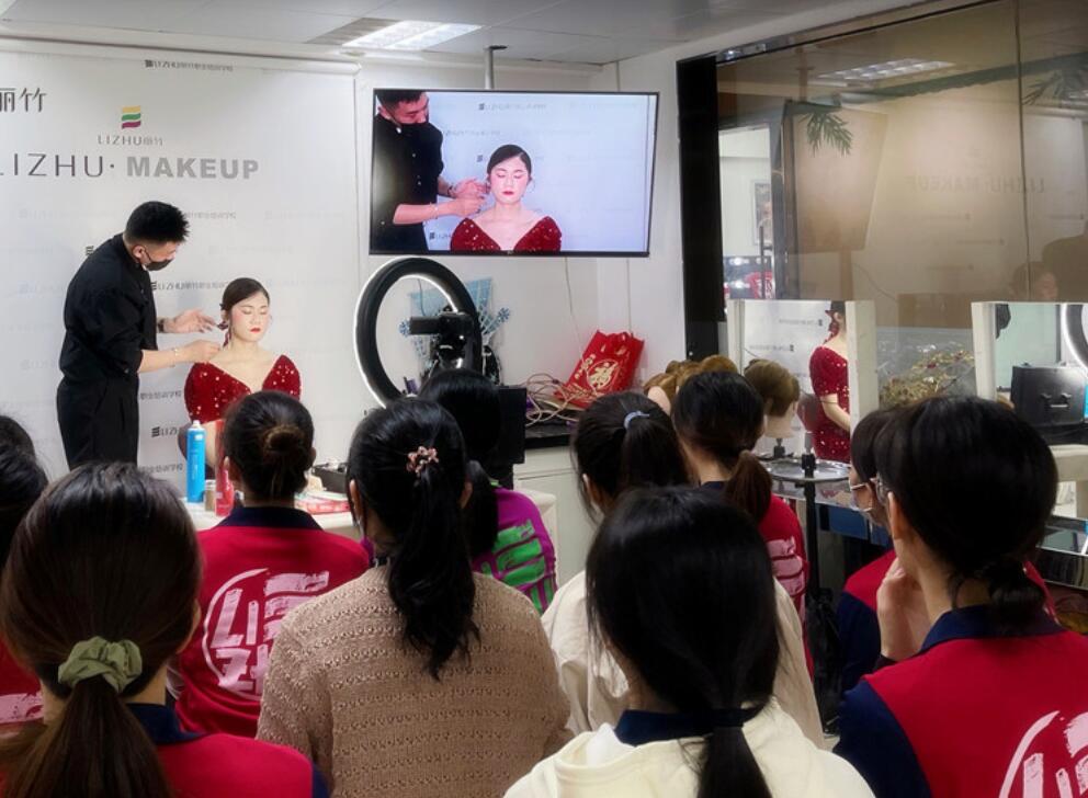 麗竹彩妝學校上演“換臉術(shù)”，展現(xiàn)南寧學彩妝哪家技術(shù)強