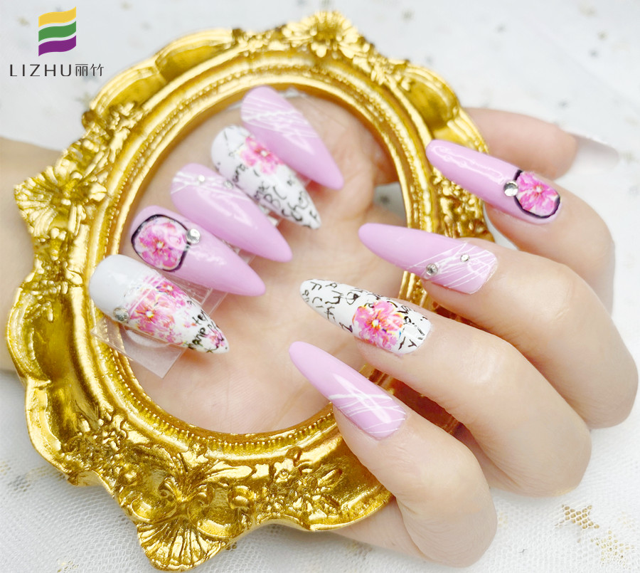 粉色少女風彩繪美甲，實力證明南寧美甲學校哪家?guī)熧Y強