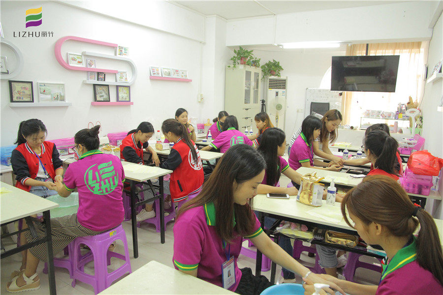 為什么要做手部護(hù)理？廣西排名前十美容學(xué)校把你解惑