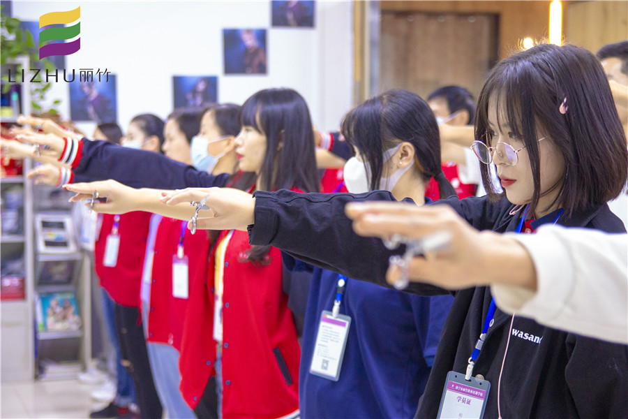 南寧美發(fā)培訓(xùn)學(xué)校美發(fā)基礎(chǔ)班練習課堂