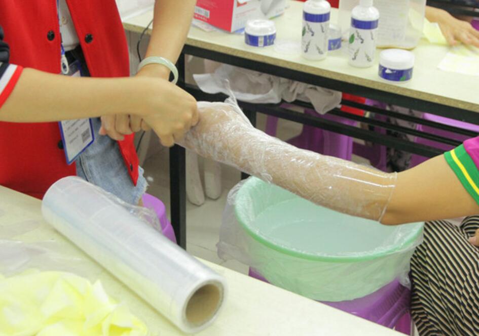 冬天手裂口子應(yīng)該怎么辦？廣西教美容護(hù)膚的學(xué)校找妙招