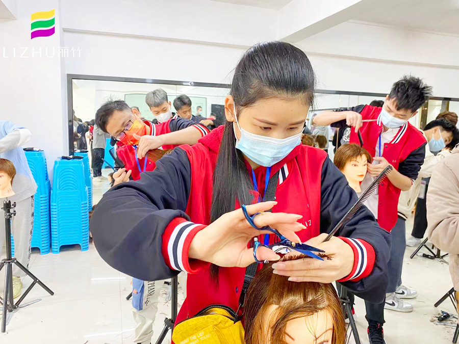 剪刀手法頭模練習，在廣西專業(yè)美發(fā)學校進行