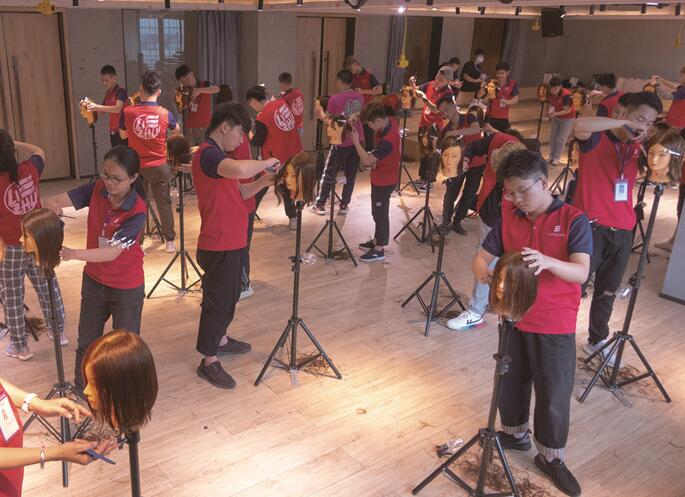 美發(fā)實(shí)操剪發(fā)常用手法，南寧美發(fā)基礎(chǔ)班學(xué)員正在練習(xí)