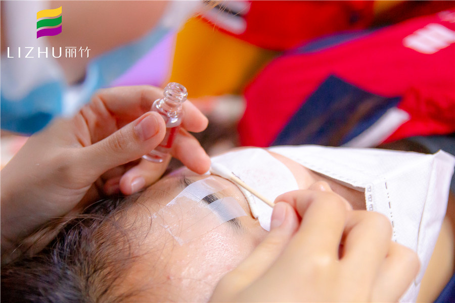 燙睫毛的方法是什么？南寧美睫培訓班實操會給你看