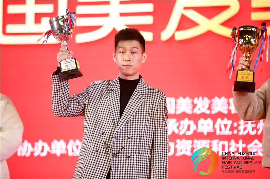 亞軍！祝賀玉可寧老師在全國美發(fā)美容行業(yè)職業(yè)技能競賽斬獲佳績