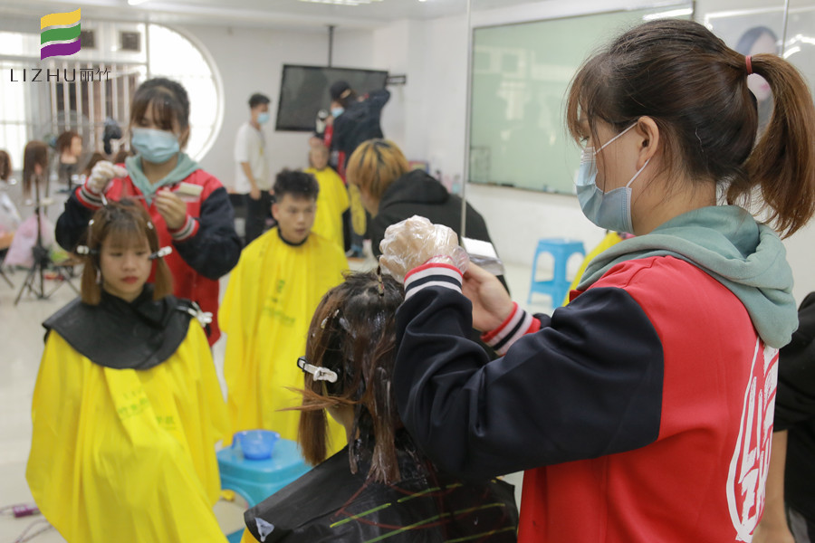 南寧燙染技術(shù)可以去哪里進(jìn)修？麗竹燙染培訓(xùn)班歡迎你